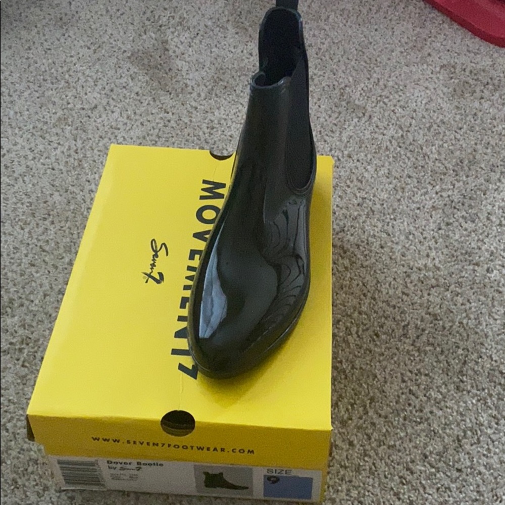 Seven7 rain boots